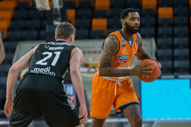 通过一系列 通过一系列