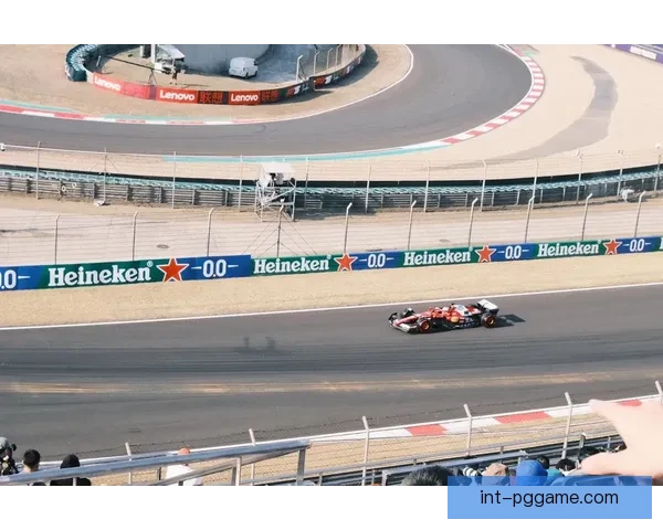 F1赛场闪耀风采：速度与激情共舞
