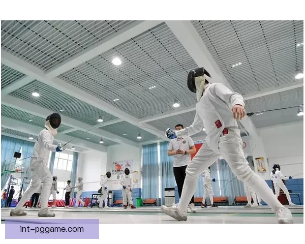 击剑对战策略解析：技巧、步法与反击的综合应用