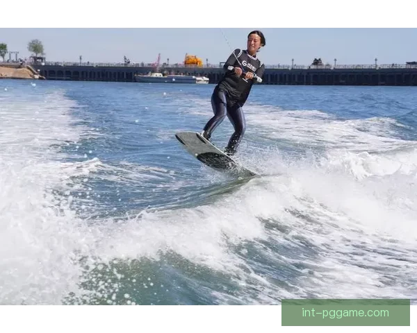 海浪风暴下的极限争夺：冲浪高手们的激烈对决