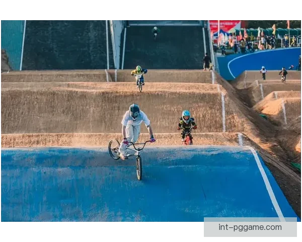 酷炫BMX技巧大揭秘：教你轻松玩转极限骑行